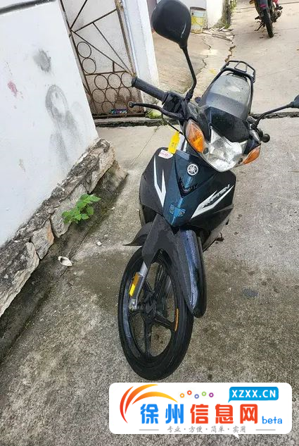 雅马哈弯梁C8。